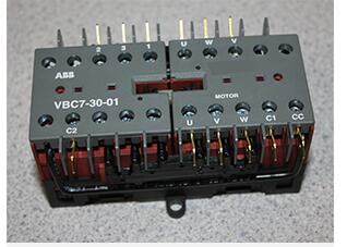 圖:用于三相電機(jī)的電動(dòng)機(jī)可逆啟動(dòng)器