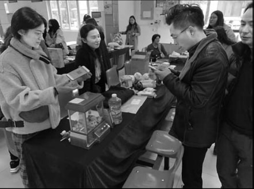 上海自儀有限公司團(tuán)委開展“學(xué)雷鋒愛心義賣”進(jìn)入第六個年頭送人玫瑰手留余香