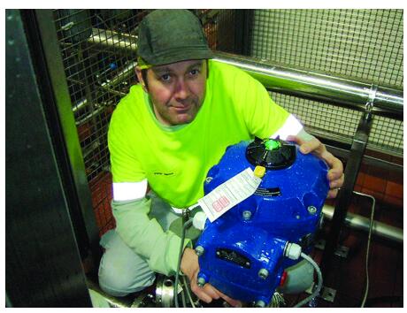 圖：已安裝電動執(zhí)行器的工廠技術(shù)人員正在評估中