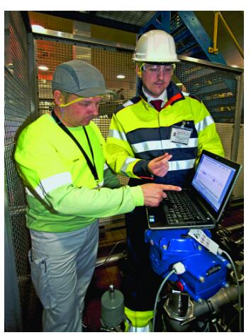 圖：（左）技術(shù)人員從執(zhí)行機(jī)構(gòu)的板載數(shù)據(jù)記錄器下載操作性能數(shù)據(jù)。